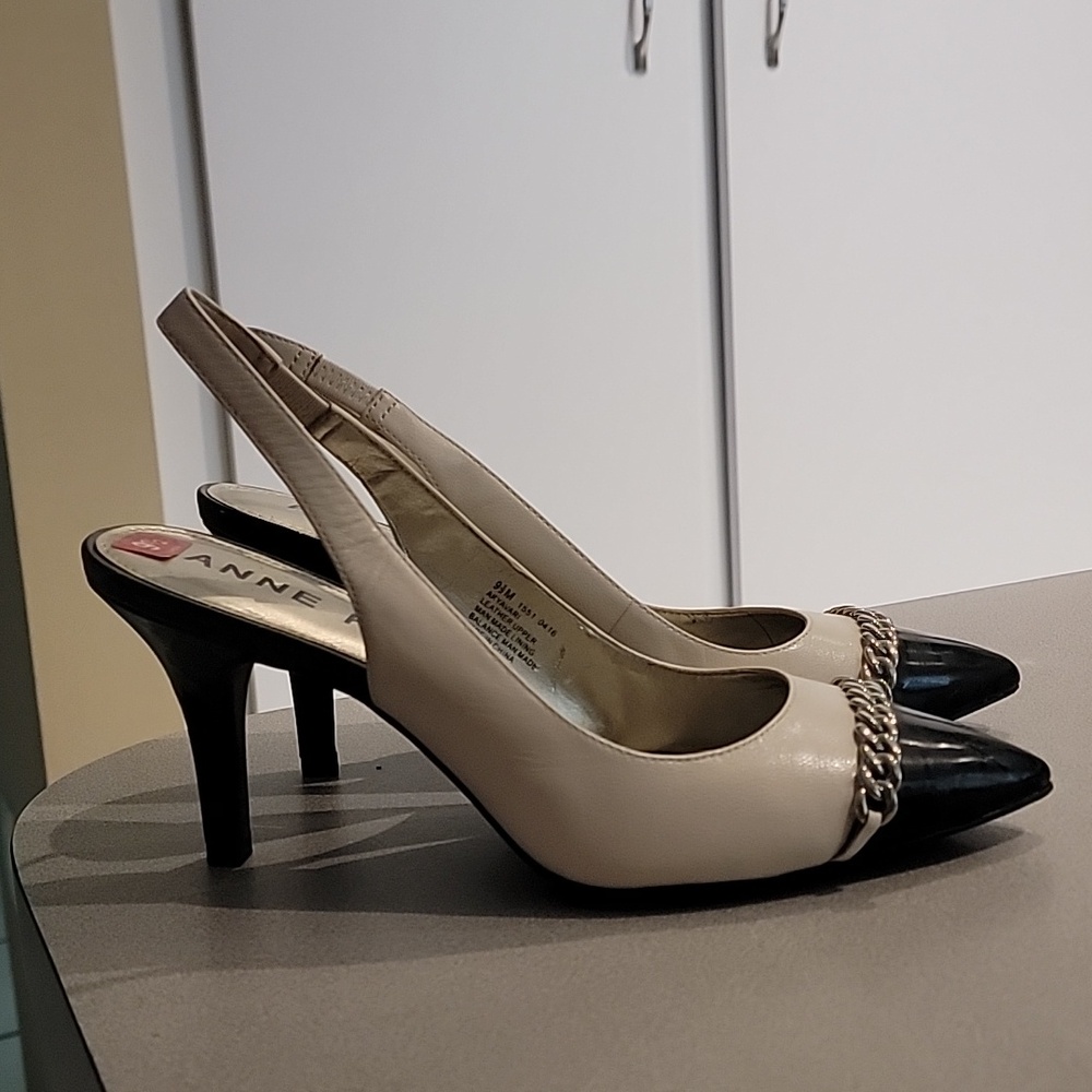 ANNE KLEIN CREME AND BLACK PATENT AKYAVARI HEELS W/ SILVER CHAIN ACCENT SIZE 9.5 - Picture 3 of 5